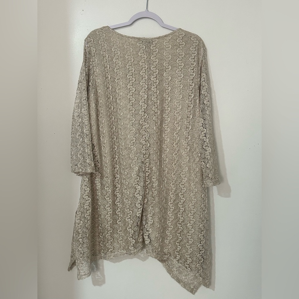 Chic Lace‎ Tunic in Cream - Picture 4 of 7